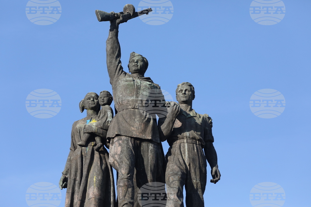 Паметник - боя