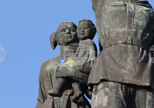 Паметник - боя