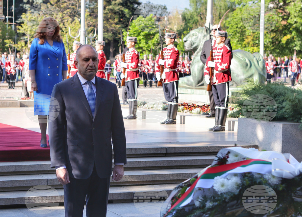 President, VP Lay Flowers at Monument to the Unknown Soldier