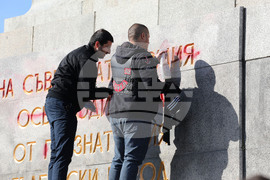 Паметник - боя - почистване