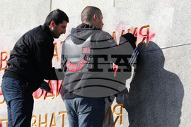 Паметник - боя - почистване