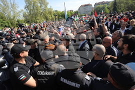 Ден на Европа - годишнина - паметник - протестиращи