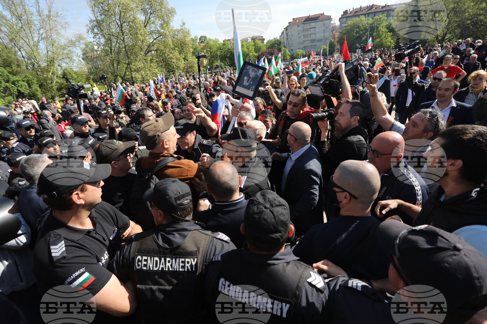 Ден на Европа - годишнина - паметник - протестиращи