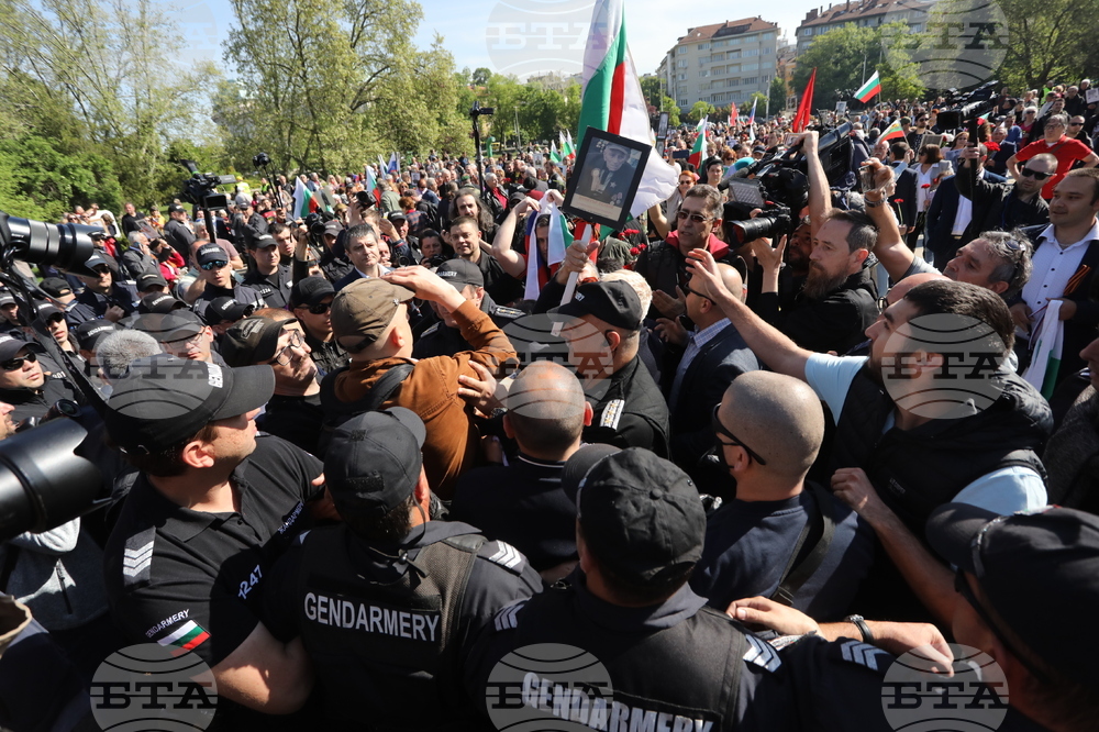Ден на Европа - годишнина - паметник - протестиращи