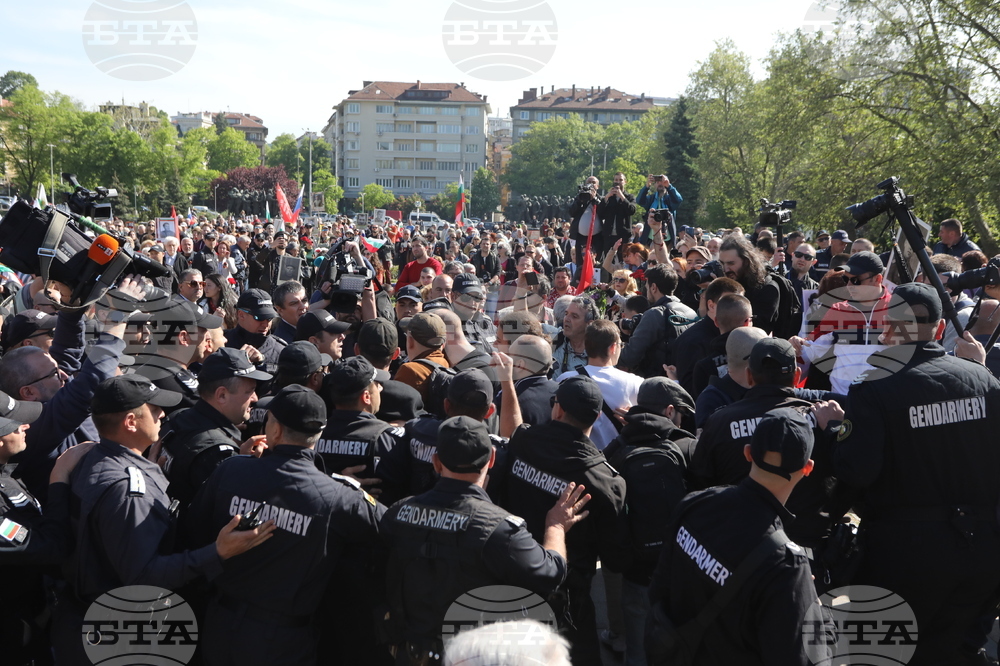 Ден на Европа - годишнина - паметник - протестиращи