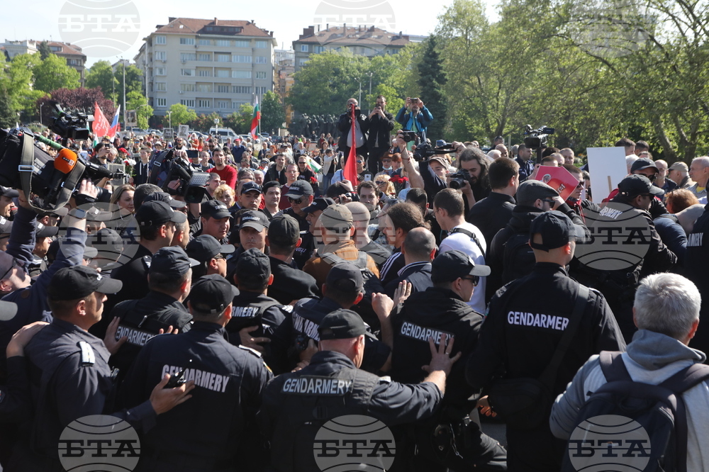Ден на Европа - годишнина - паметник - протестиращи