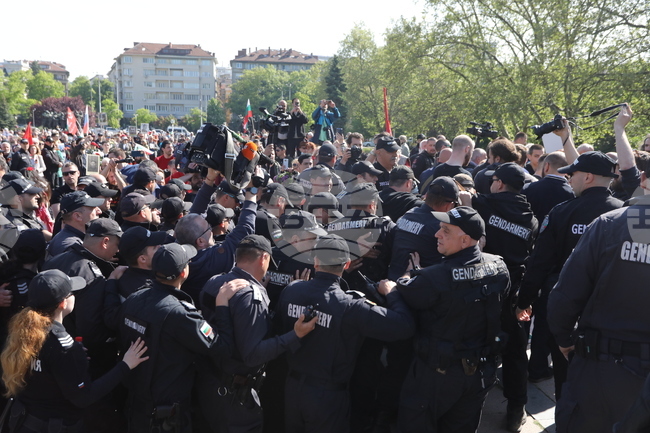 Ден на Европа - годишнина - паметник - протестиращи