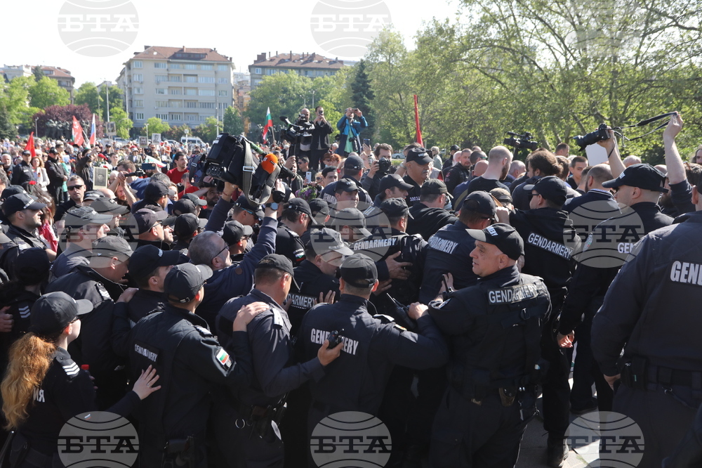 Ден на Европа - годишнина - паметник - протестиращи