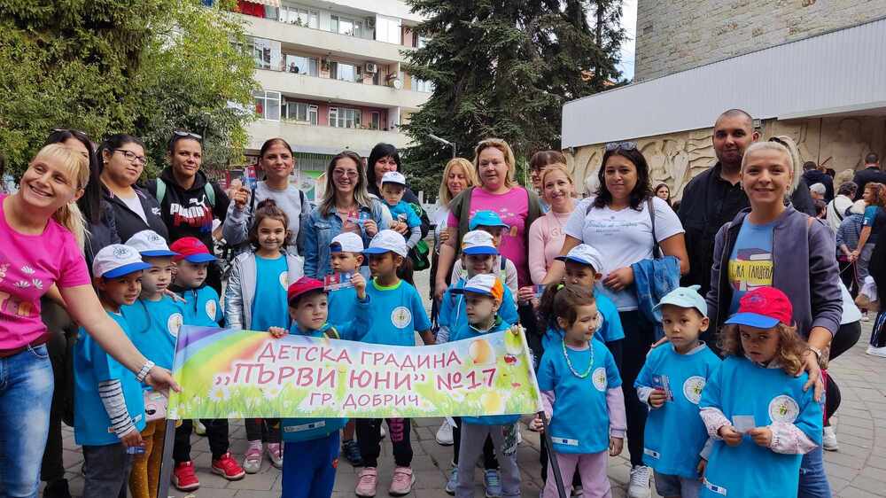 Община Добрич: Проект „Равен шанс за достъп до качествено образование и превенция на вторична сегрегация“ обединява деца, ученици, учители, образователни медиатори и родители за съвместно участие в Световния ден на ходенето