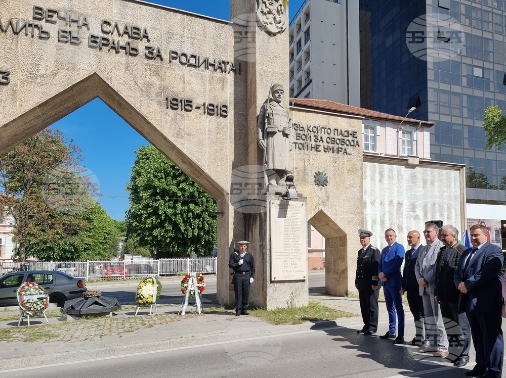 С полагане на венци пред паметника на Осми приморски полк Варна почете Деня на Европа