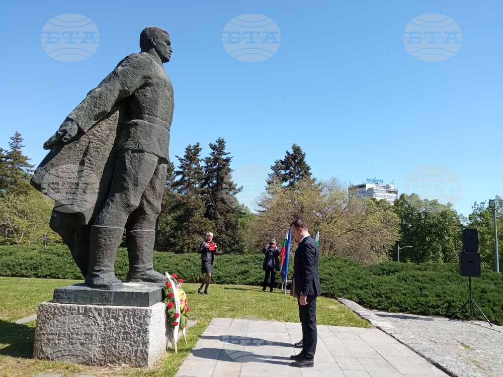 Добрич се поклони пред паметта на загиналите във Втората световна война и на загиващите и днес по бойните полета