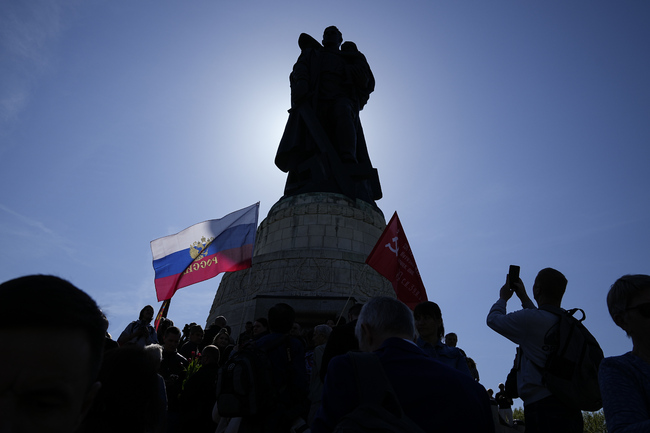 Берлин забрани поставянето на руски и украински знамена на военните паметници по време на честванията за края на Втората световна война