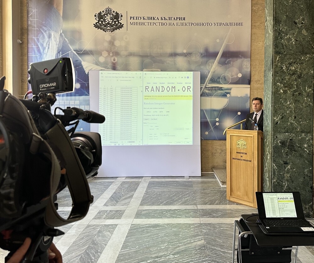 В МЕУ публично бяха изтеглени серийните номера на 8 машини за гласуване, които ще бъдат използвани в процеса по удостоверяване