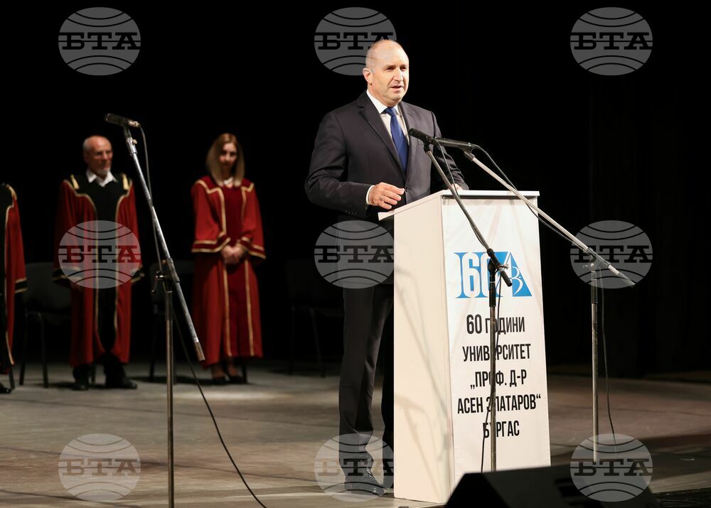 Бургас - университет "Проф. д-р Асен Златаров" - Румен Радев - плакет "Св. св. Кирил и Методий