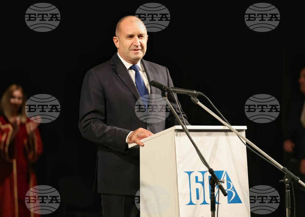 Бургас - университет "Проф. д-р Асен Златаров" - Румен Радев - плакет "Св. св. Кирил и Методий