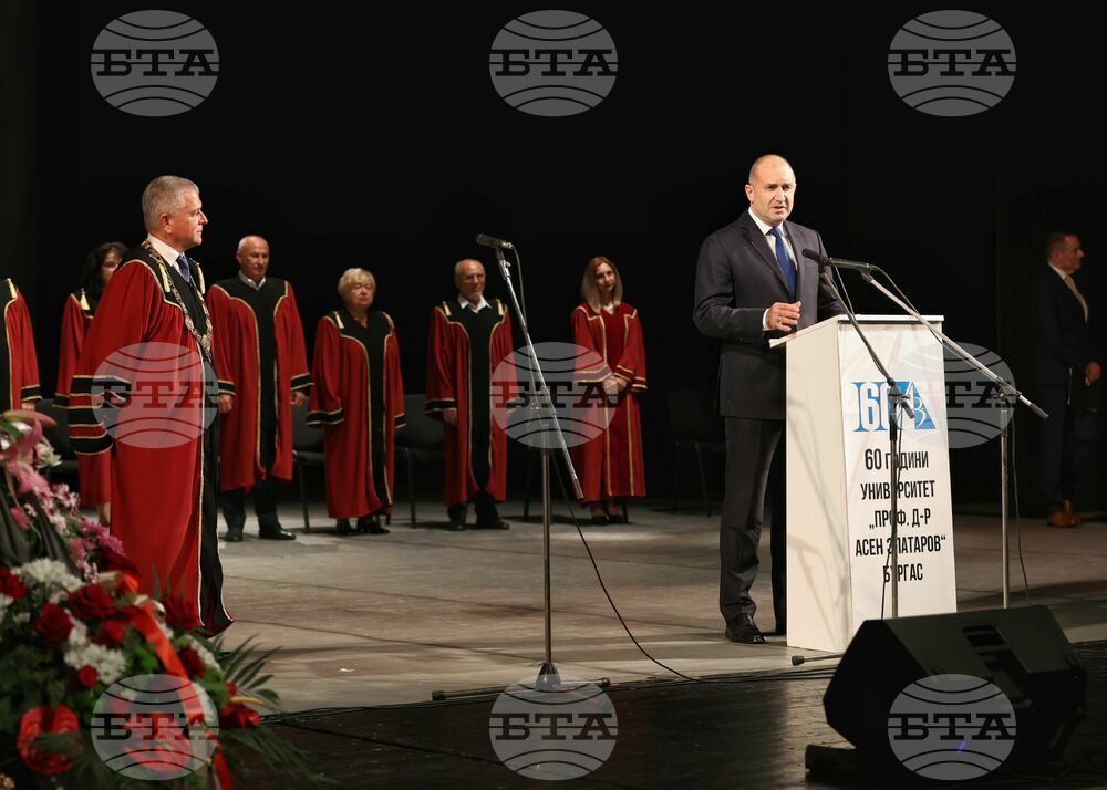 Бургас - университет "Проф. д-р Асен Златаров" - Румен Радев - плакет "Св. св. Кирил и Методий