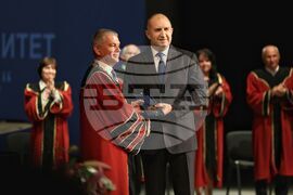 Бургас - университет "Проф. д-р Асен Златаров" - Румен Радев - плакет "Св. св. Кирил и Методий