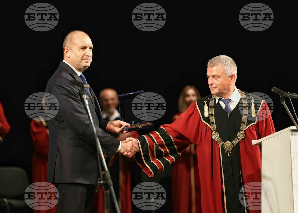 Бургас - университет "Проф. д-р Асен Златаров" - Румен Радев - плакет "Св. св. Кирил и Методий