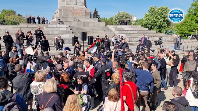 Напрежение и сблъсъци пред Паметника на съветската армия в София