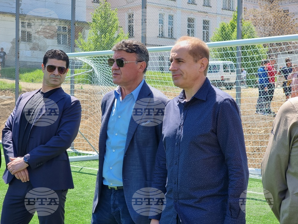 Футболно игрище за половин милион лева откриха в Кюстендил президентът на БФС Борислав Михайлов и кметът на Кюстендил Петър Паунов