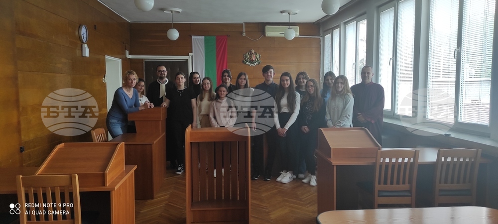 По програма „Еразъм +“ ученици от Първо СУ „Св. Седмочисленици“ посетиха Окръжния съд в Търговище