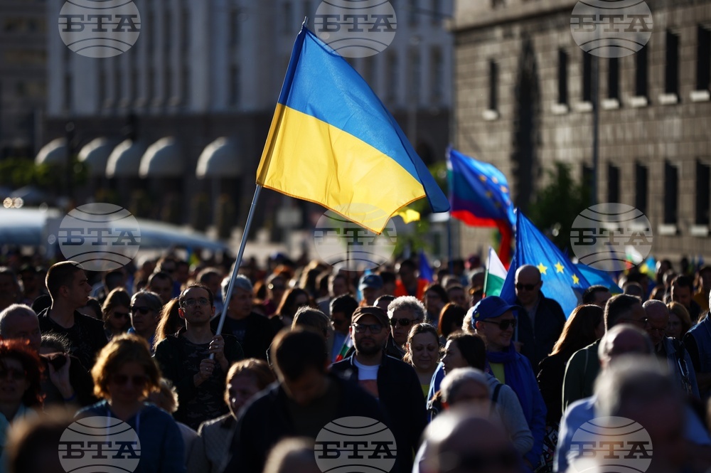 Граждани, носещи европейския, българския и украинския флаг, се включиха в Деня на Европа в поход за свобода и мир "Не на рашизма" в София