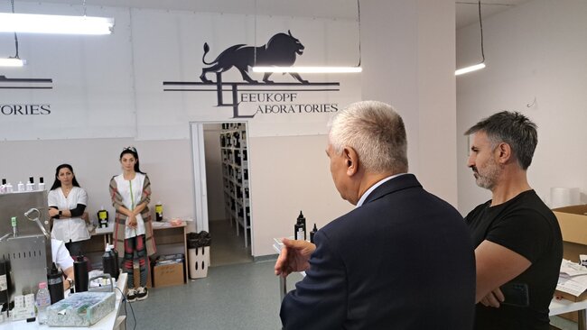 Николай Шушков пред жените във фабрика за козметични продукти: Без повече доплащане от родителите за консумативи в детските градини 