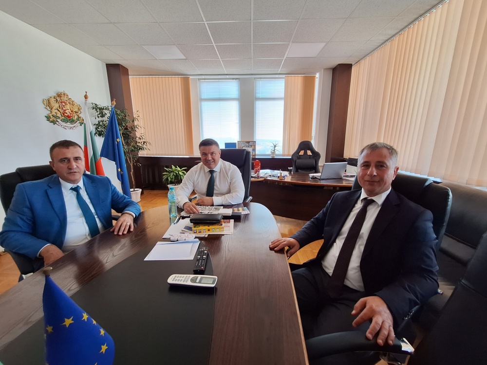 Областна администрация Разград: Областният управител показа напредъка в реставрацията на джамията на Районния мюфтия и на народния представител Ахмед Ахмедов 