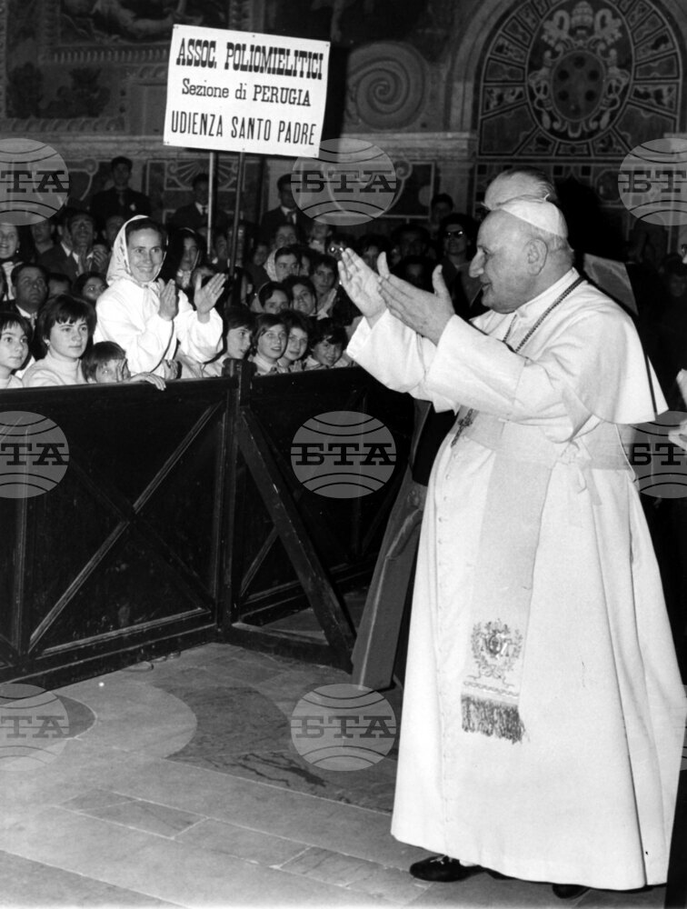 Вторият Ватикански събор, започнал на 11 октомври 1962 г., разрешава диалога с православните и протестантите, както и с други религии като исляма, а също извършването на литургии на национални езици