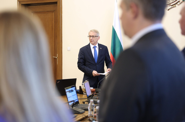 Премиерът акад. Денков: Новата минимална заплата ще намали неравенството