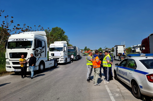 Осигурена е лента за автомобили при входа на София в района на "Врана", където движението е блокирано от камиони