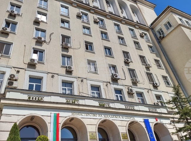 Министърът на младежта и спорта е разпоредил проверка на Автомобилната федерация на България и организацията на ралито, на което загина зрител