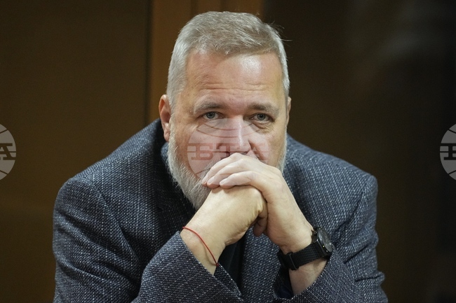 Руските власти са задържали журналист от опозиционния вестник „Новая газета“ след претърсване на офиса на изданието