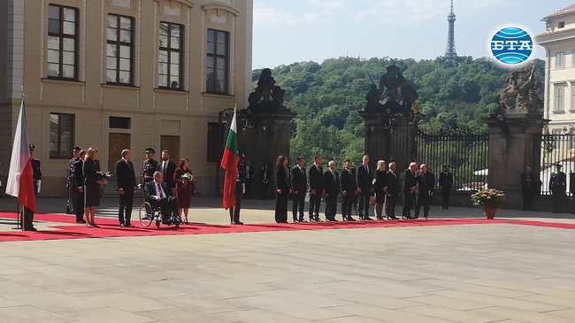 Българският държавен глава Румен Радев бе посрещнат от президента на Чехия Милош Земан на церемония с военни почести в Пражкия дворец Храдчани