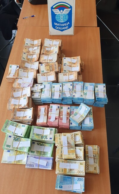 Недекларирана валута за близо 1 650 000 лева откриха митническите служители на МП Капитан Андреево 