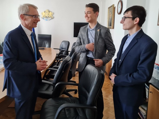 Двама младежи участваха в 20-ото юбилейно издание „Мениджър за един ден“ в Министерството на образованието
