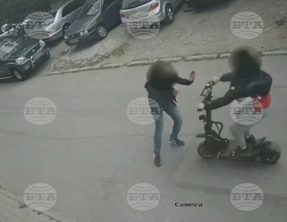 Полицаи пострадаха, след като са били блъснати от наркоразпространител