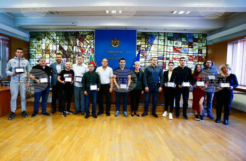 Deputy Sports Minister Dasheva Awards Honorary Plaques to Medalists from World and European Championships, Their Coaches