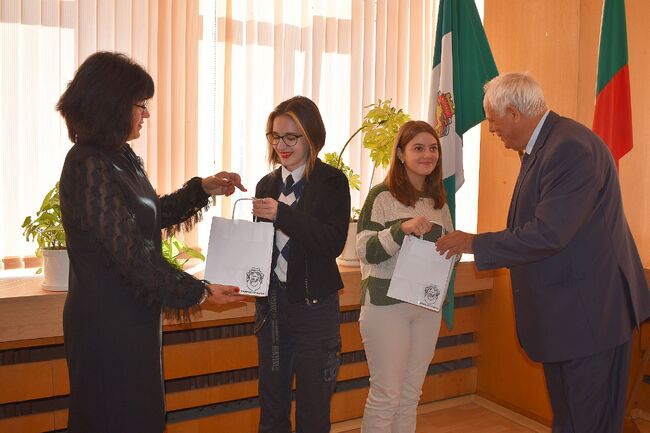 Община Разград: Възпитаници на ЦУТНТ посветиха свои картини на Деня на българската община 