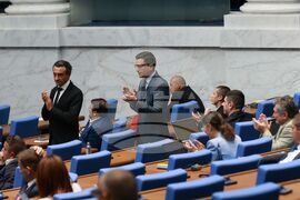 Парламент - извънредно заседание