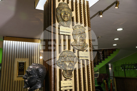 Сатиричен театър - колона с маски