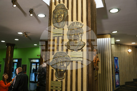 Сатиричен театър - колона с маски