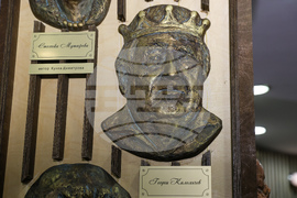 Сатиричен театър - колона с маски