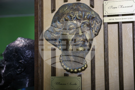 Сатиричен театър - колона с маски