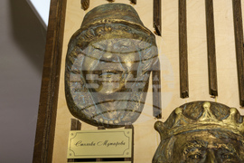 Сатиричен театър - колона с маски