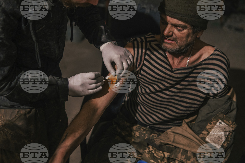 Украйна съобщи за нови руски въздушни удари срещу завода "Азовстал"