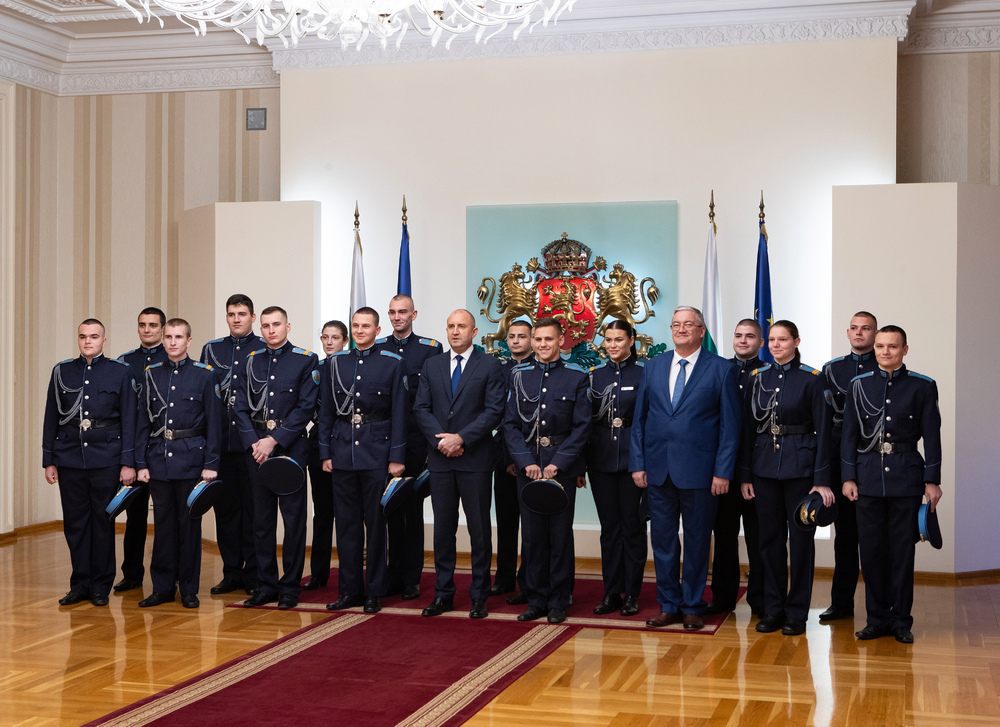 Президентът Радев: Младите хора, избрали професионална реализация в българската бойна авиация, са призвани да пазят и утвърждават нейната чест и слава