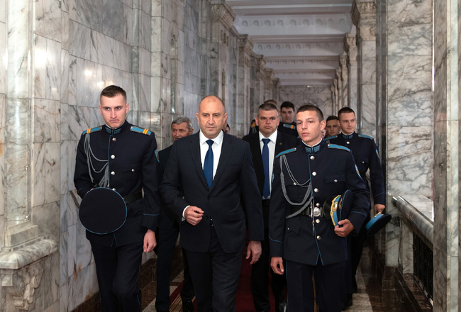 Президентът Радев към курсанти: Младите хора, избрали професионална реализация в българската бойна авиация, са призвани да пазят и утвърждават нейната чест и слава