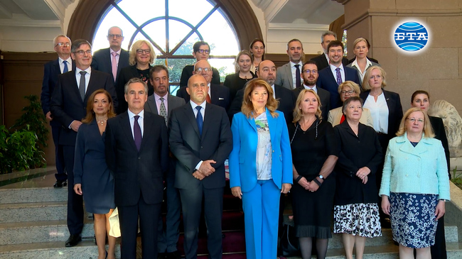 Голямото предизвикателство пред ЕС е да покаже, че може ефективно да разрешава кризите в Европа и по своите граници, каза президентът Радев пред посланиците на страни от ЕС