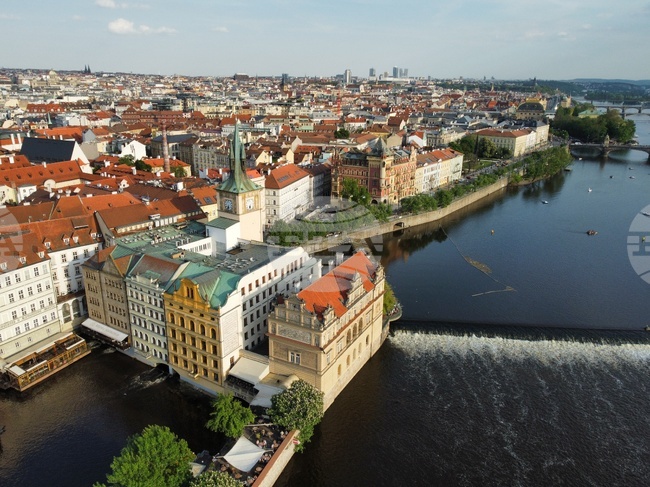Лидерът на чешката крайнодясна партия „Свобода и пряка демокрация“ Томио Окамура беше избран за председател на чешкия парламент